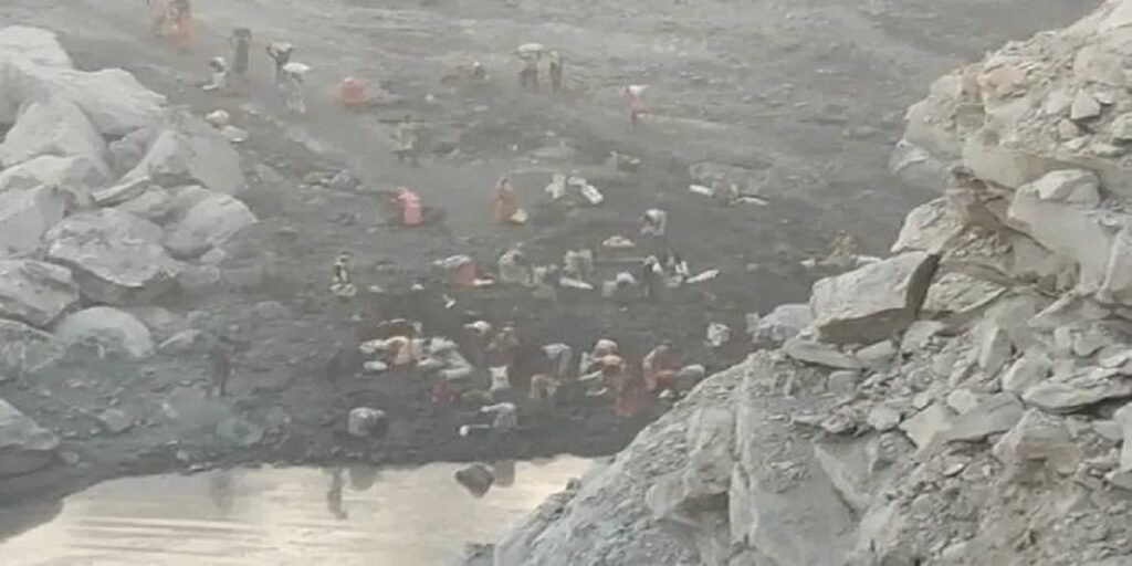 कोयला खनन के दौरान बड़ा हादसा, चाल धंसने से 10 से अधिक मजदूरों के दबने की आशंका