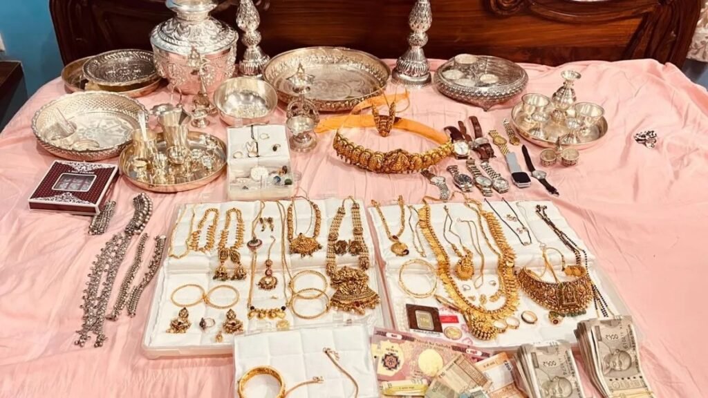 कृषि विभाग का अधिकारी निकला धनकुबेर, घर से बेहिसाब सोने के आभूषण और नकदी मिली, छापेमारी में खुली पोल