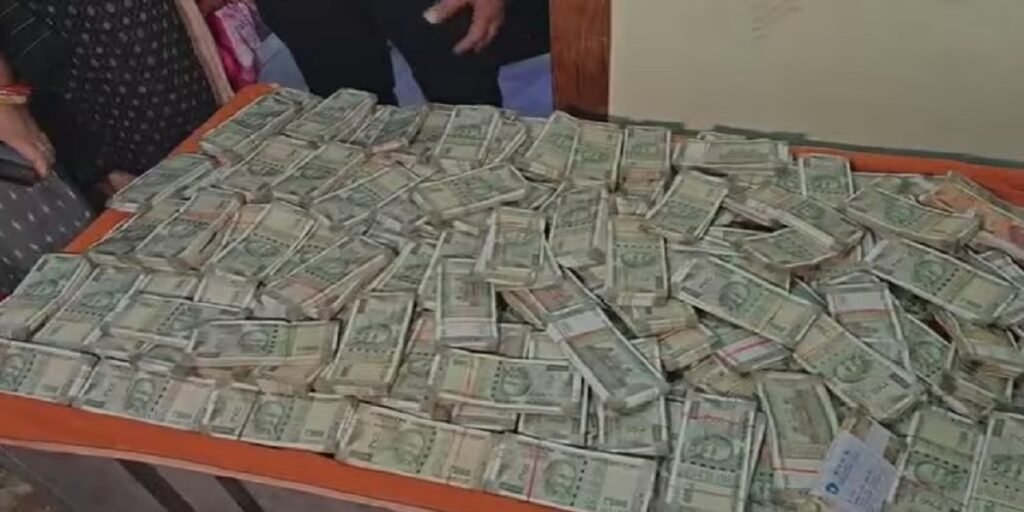 भ्रष्टाचार मामले में उप रेंजर के ठिकानों पर छापा, 1.44 करोड़ नकद, सोने के बिस्किट-सिक्के