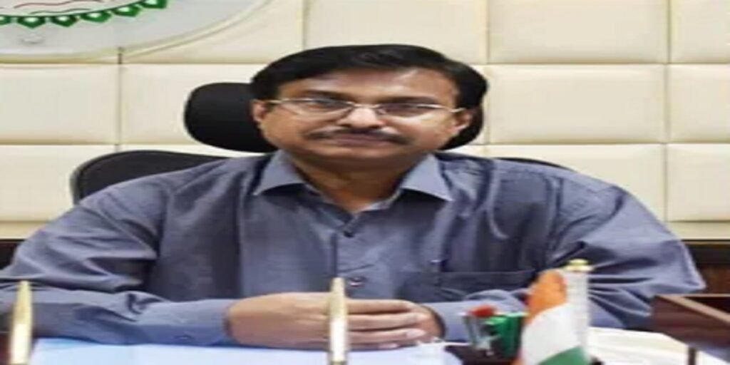 रीपा योजना घोटाले पर गाज: रायपुर संभाग आयुक्त ने 3 पंचायत सचिव को किया निलंबित, तीन जनपद CEO को थमाया नोटिस