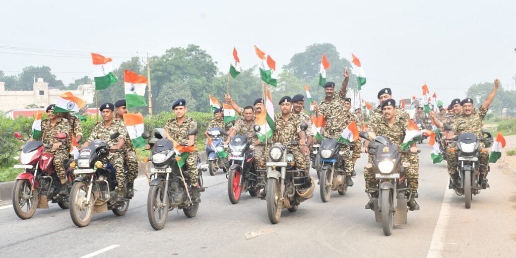 CG NEWS: तिरंगे से सजी बाइक पर CRPF जवानों ने निकाली रैली