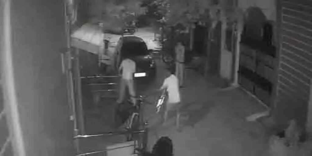 CG: महिला टीचर के घर ठेकेदार ने की गुंडई, तोड़फोड़ कर मचाया उत्पात