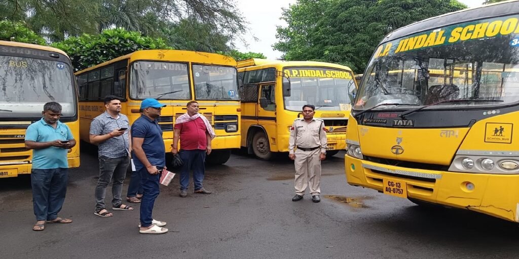 CG: स्कूल ड्यूटी में लगी 106 बस ब्लैक लिस्टेड, ट्रैफिक पुलिस की कार्रवाई