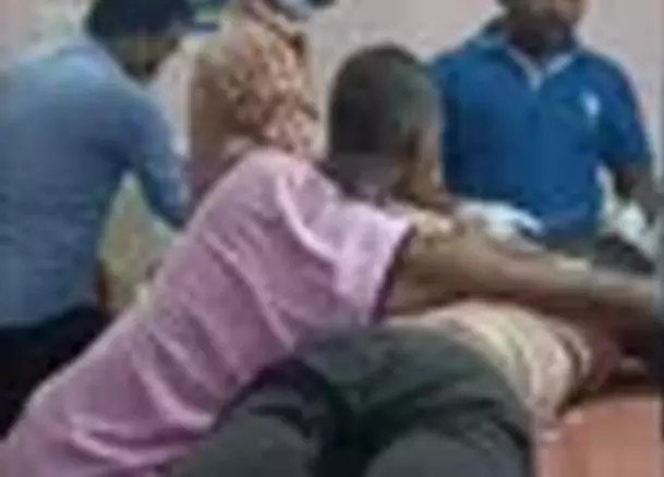 देवरिया में स्वास्थ्य सेवाओं की पोल खुली, एंबुलेंस ड्राइवर ने किया इलाज, मरीज की हालत बिगड़ी