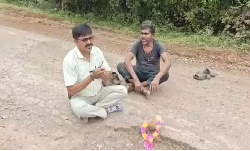 ब्रेकिंग : आस्था या अंधविश्वास? सड़क पर नारियल फोड़ा, की पूजा