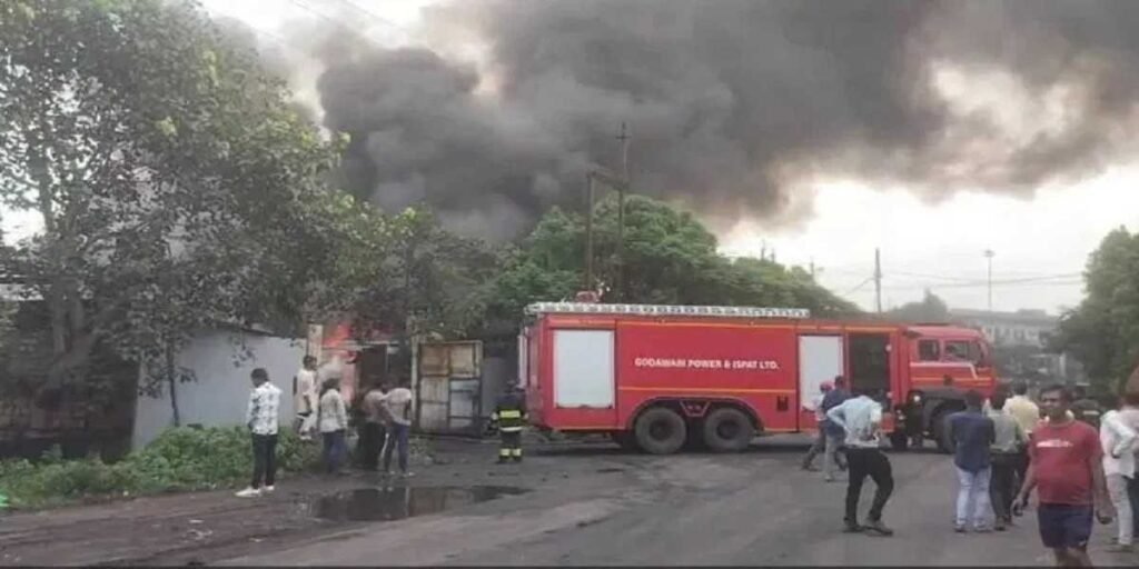 CG Fire at tyre factory : टायर फैक्ट्री में भीषण आग, आसमान तक फैल गया धुआं