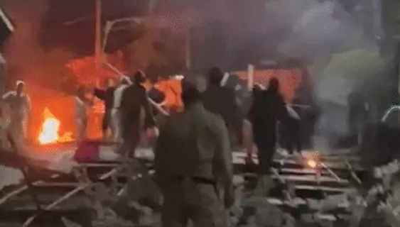 पोस्टर-बैनर फाड़कर उपद्रवियों ने मचाया हंगामा, मोदी 13 सितंबर को जाएंगे मणिपुर