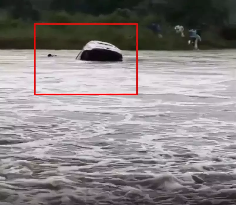 सारंगढ़-बिलाईगढ़ में बड़ा हादसा: नाले में बही Swift कार, तीन लोग बाल-बाल बचे