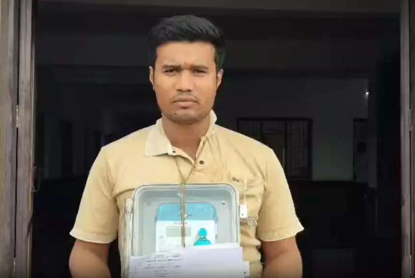 कलेक्टर दफ्तर में हंगामा: ₹4000 का बिल आने पर युवक ने स्मार्ट मीटर के साथ किया विरोध