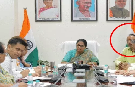 CM रेखा गुप्ता पति के साथ मीटिंग में पहुंचीं:AAP बोली- दिल्ली में फुलेरा पंचायत की सरकार