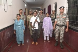 एक लाख ईनामी नक्सली