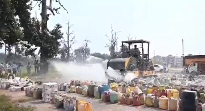 Alcohol Destroyed: 38 लाख की अवैध शराब पर बुलडोजर चला, बोतलों की बरसात से फैला शराब का सैलाब