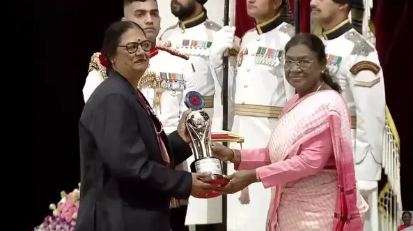 President Murmu NSS Award: राष्ट्रीय NSS पुरस्कार से नवाजी गईं डॉ. रत्ना नशीने, आदिवासी अंचल की बनी आवाज़