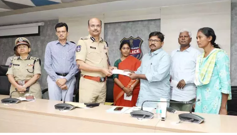 Naxalite surrender: माओवादी हिंसा छोड़ थामा विकास का हाथ