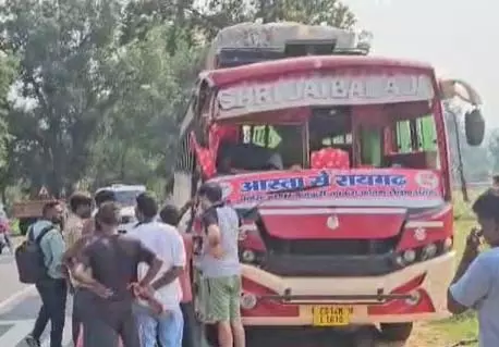 Accident On The Bridge: पुल से नीचे गिरा हाइवा, ड्राइवर की मौके पर मौत