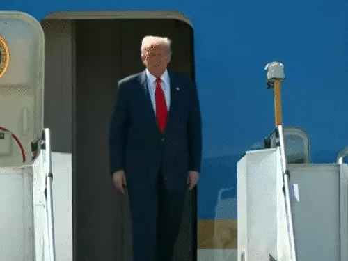 Donald Trump : एयरपोर्ट पर ट्रम्प ने स्थानीय कलाकारों संग किया पारंपरिक डांस