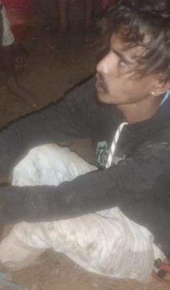 चोरी के बाद जंगल में छिपाए पैसे-सोने, चोर और दो नाबालिग गिरफ्तार, ग्रामीणों ने पकड़े आरोपी को पीटा