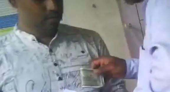PM Kisan Samman Nidhi : पीएम किसान केवाईसी के नाम पर पैसे वसूलते कंप्यूटर ऑपरेटर का वीडियो वायरल