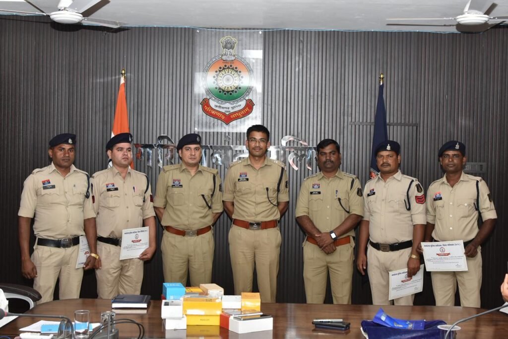 Cop of the Month गरियाबंद पुलिस की प्रेरक पहल — “कॉप ऑफ द मंथ” से बढ़ा पुलिसकर्मियों का मनोबल