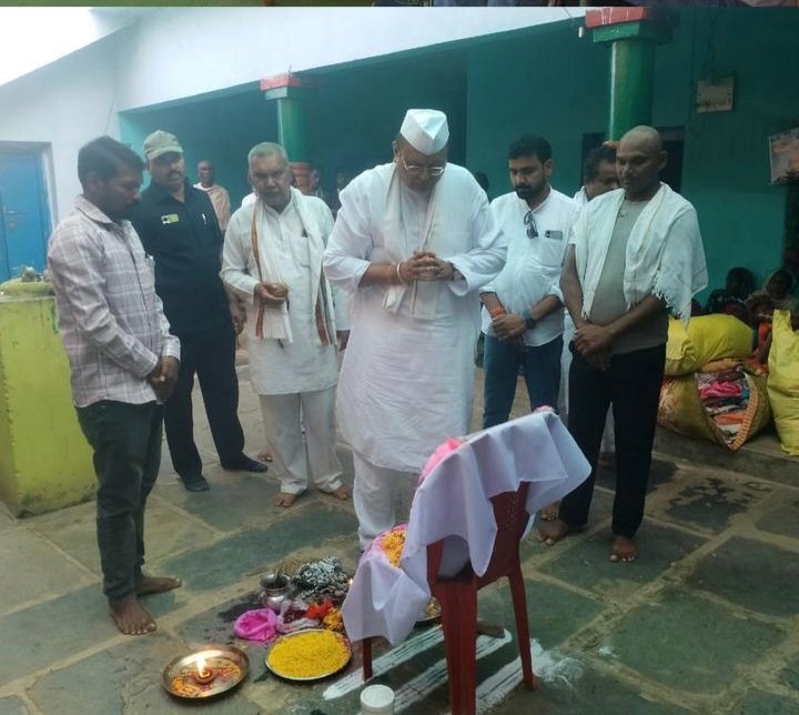 छुरा में कांग्रेस के दिग्गजों का जुटान, पंचायत मंत्री अमितेश शुक्ल ने दी श्रद्धांजलि, कहा – “चैतू राम ध्रुव जैसे सच्चे कार्यकर्ता ही पार्टी की नींव हैं”। छुरा ब्लॉक कांग्रेस