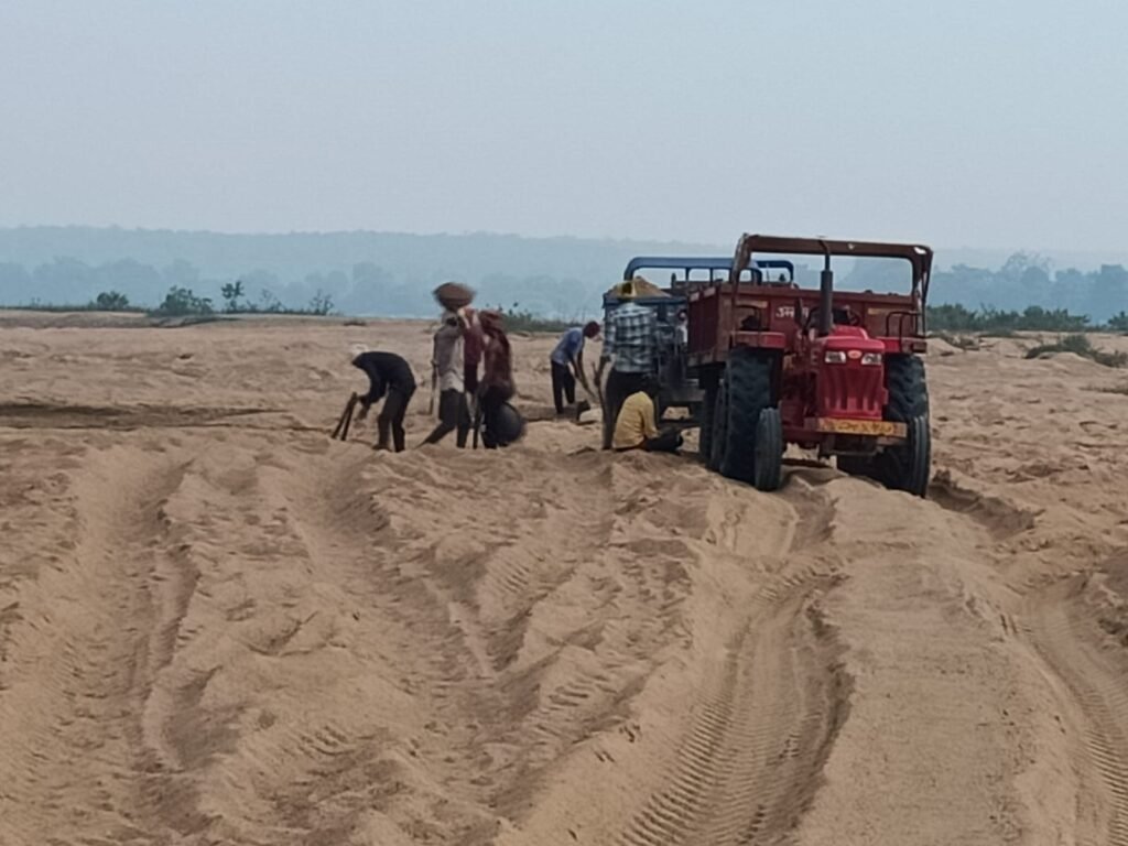 empire of sand thieves रेत चोरों का साम्राज्य: कानून और प्रशासन को ठेंगा दिखा रहे माफिया! रेत चोरी गरियाबंद