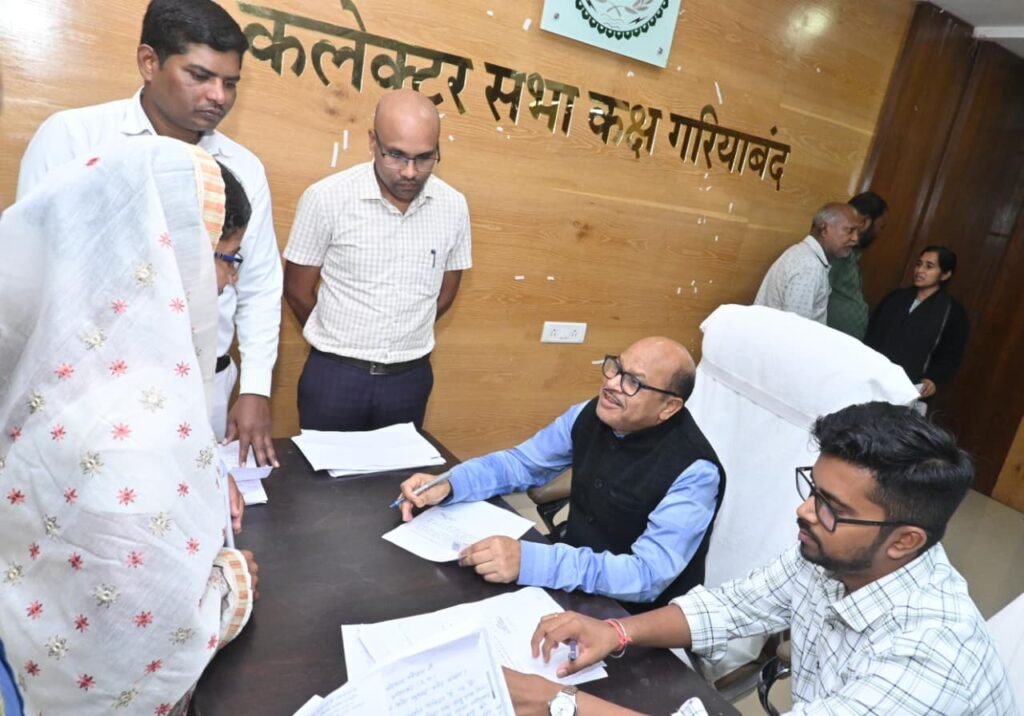 जनदर्शन में कलेक्टर श्री उइके ने सुनी आम नागरिकों की समस्याएं जनदर्शन में मिले 49 आवेदन