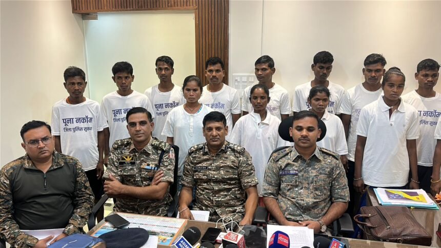 Breaking : 48 लाख के इनामी 15 नक्सलियों ने छोड़ा लाल आतंक का साथ, किया सरेंडर