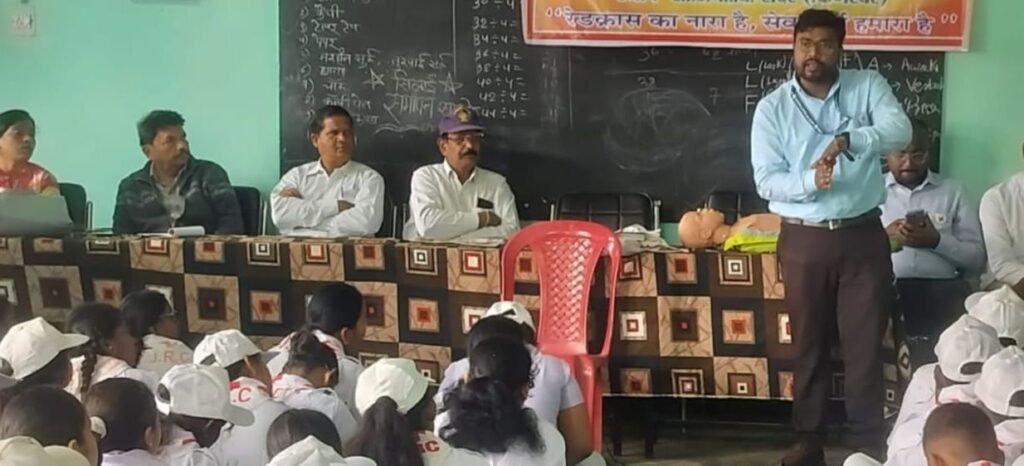 जूनियर रेड क्रास शिविर में सीपीआर और प्राथमिक सहायता पर कार्यशाला