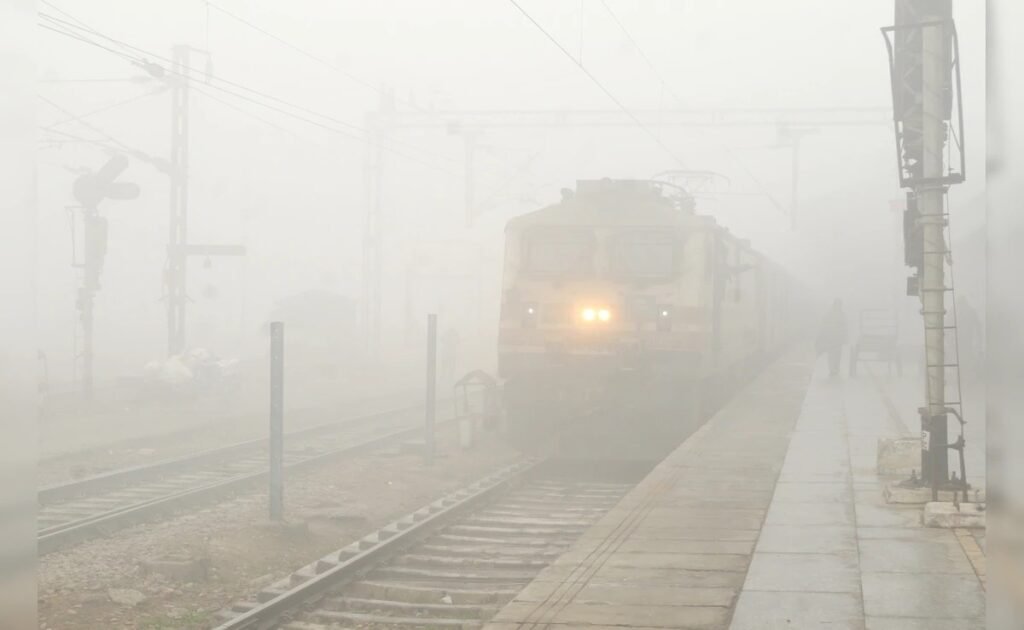 247 Trains cancelled : कोहरे के चलते रेलवे ने 247 ट्रेनों का संचालन रद्द किया, 2 करोड़ यात्री प्रभावित 247 Trains cancelled