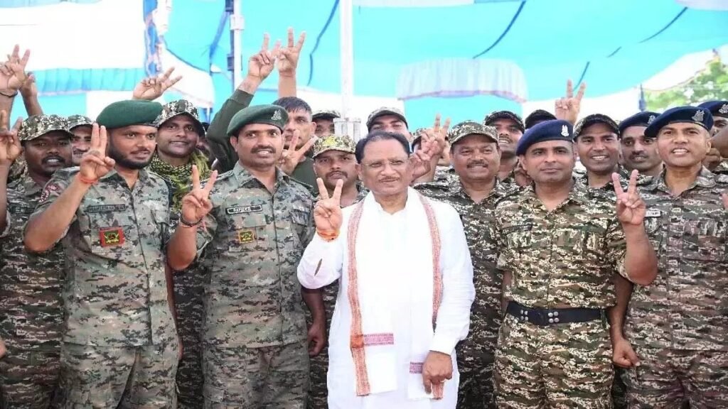 Sai Sarkar Surrender Policy : साय सरकार की सरेंडर नीति ने बदला बस्तर का हाल, 50 दिनों में 553 नक्सलियों ने डाली बंदूक, हिडमा के खात्मे से नक्सलवाद की कमर टूटी Sai Sarkar Surrender Policy