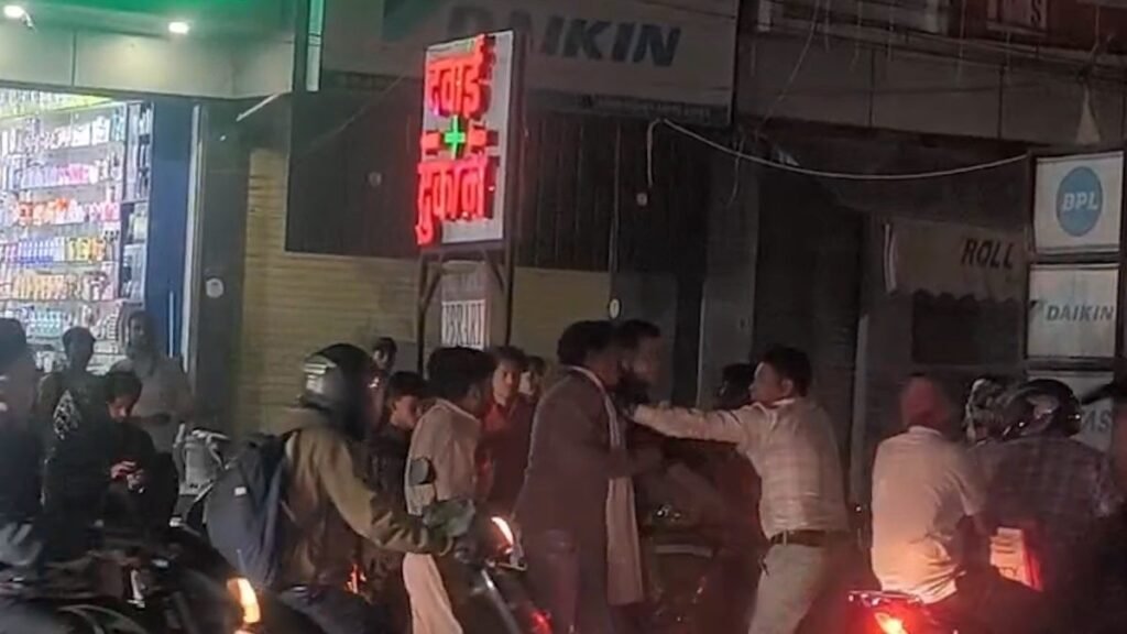 Drunken Riot : नशे में धुत्त कार सवारों ने किया हंगामा, पुलिस लिखी नंबर प्लेट से लोगों को डराया, मुख्य मार्ग पर लगा जाम Drunken Riot