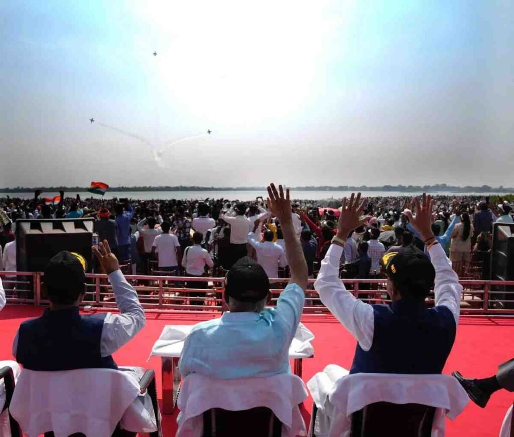 Raipur Air Show 2025 : उपराष्ट्रपति सी.पी. राधाकृष्णन ने रायपुर में एयर शो का लिया आनंद, सूर्यकिरण टीम ने दिखाए आसमान में शानदार करतब