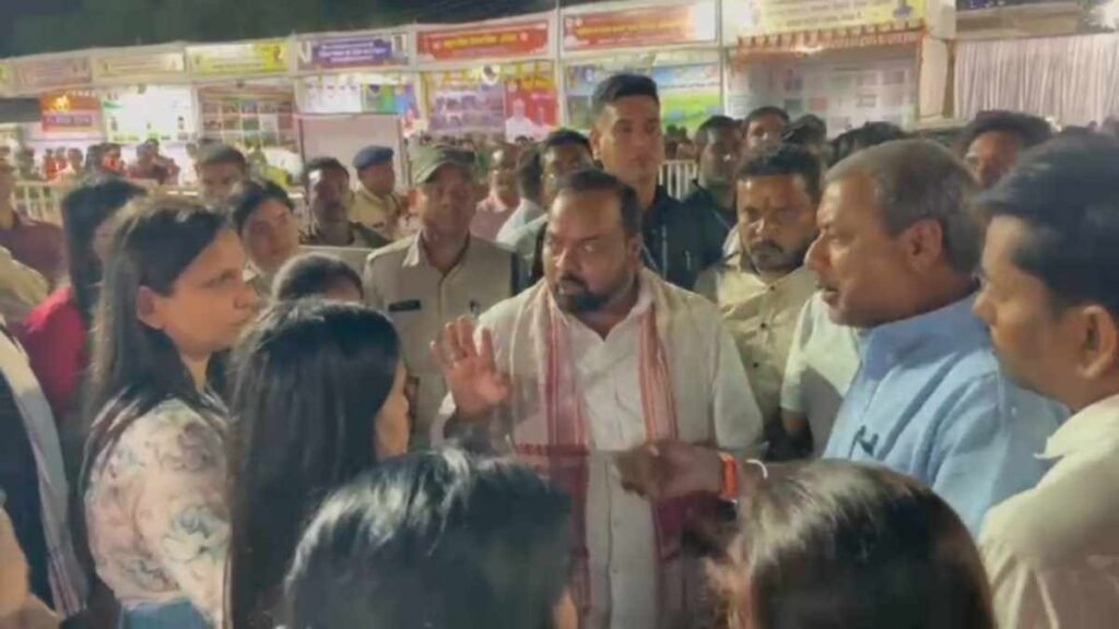 MLA Collector Dispute : . सम्मान को लेकर विवाद, नाराज विधायक ने मंच से उतर किया कार्यक्रम का बहिष्कार MLA Collector Dispute