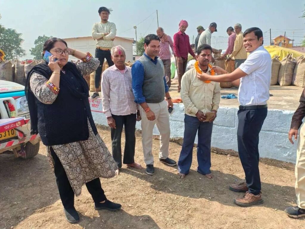 Cooperative society employee dismissed : एस्मा लागू होने के बाद बड़ी कार्रवाई, सहकारी समिति के 7 कर्मचारी सेवा से बाहर Cooperative society employee dismissed