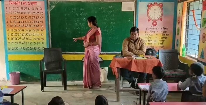 Education Department Negligence : छत्तीसगढ़ शिक्षा विभाग अनजान, स्कूलों में 12 साल से उड़िया शिक्षक तैनात Education Department Negligence