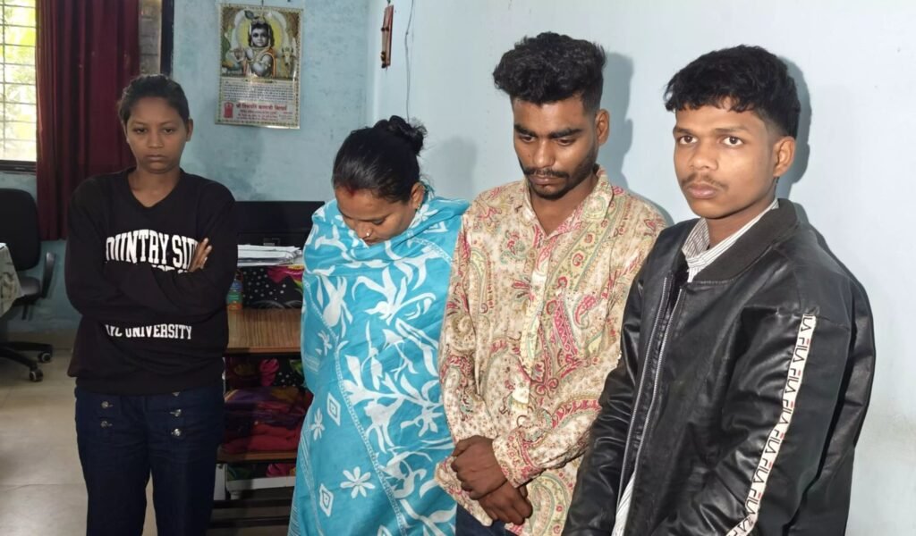 Fake woman SI arrested : फर्जी महिला SI गिरफ्तार, डेढ़ लाख के सामान के साथ साथी भी पकड़े गए Fake woman SI arrested