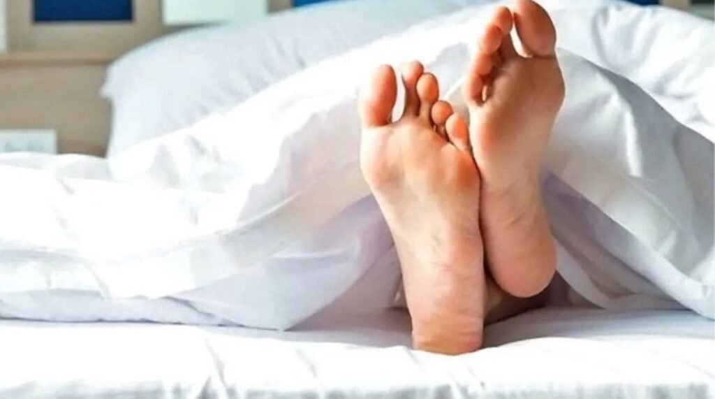 Religious beliefs Sleeping habits : पैर पर पैर रखकर सोना, क्या सच में होता है अशुभ? जानिए धार्मिक मान्यताओं, वास्तु और ज्योतिषीय संकेतों में छिपा सच Religious beliefs Sleeping habits