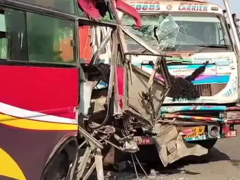 Accident News : बस-ट्रक की जोरदार भिड़ंत, ड्राइवर समेत 12 यात्री घायल