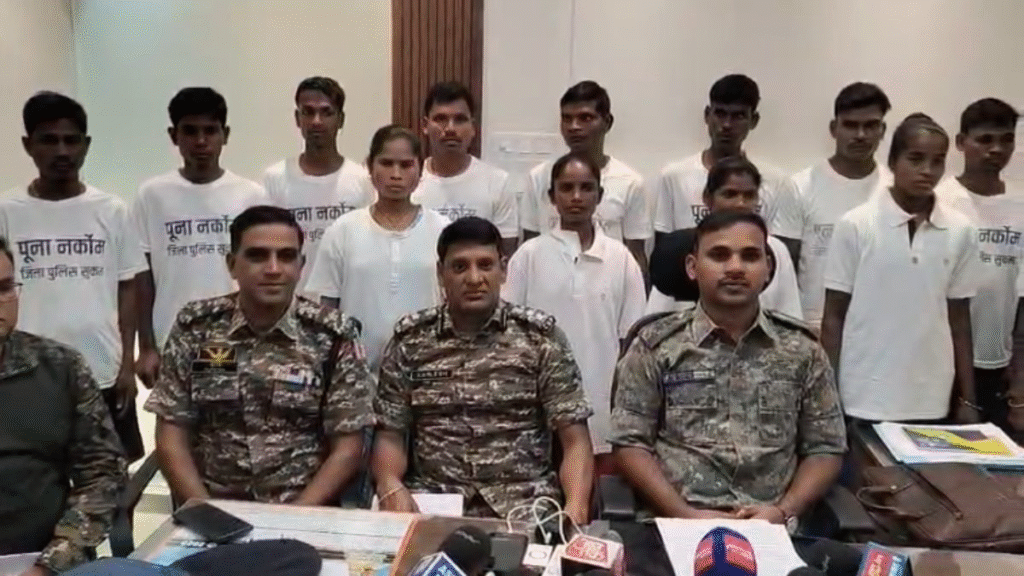 CG Breaking News : सुकमा में बड़ी सफलता—5 महिलाओं समेत 15 सक्रिय माओवादी आत्मसमर्पण, 48 लाख का था इनाम