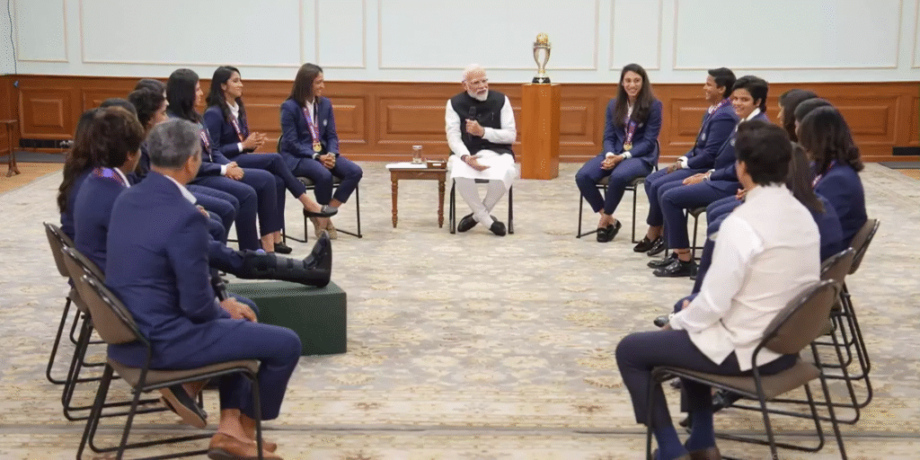 PM Modi cricketer meeting : महिला क्रिकेट टीम की पीएम मोदी से मुलाकात में हंसी के ठहाके – हरलीन देओल ने पूछा, “सर, आपका स्किनकेयर रूटीन क्या है?”