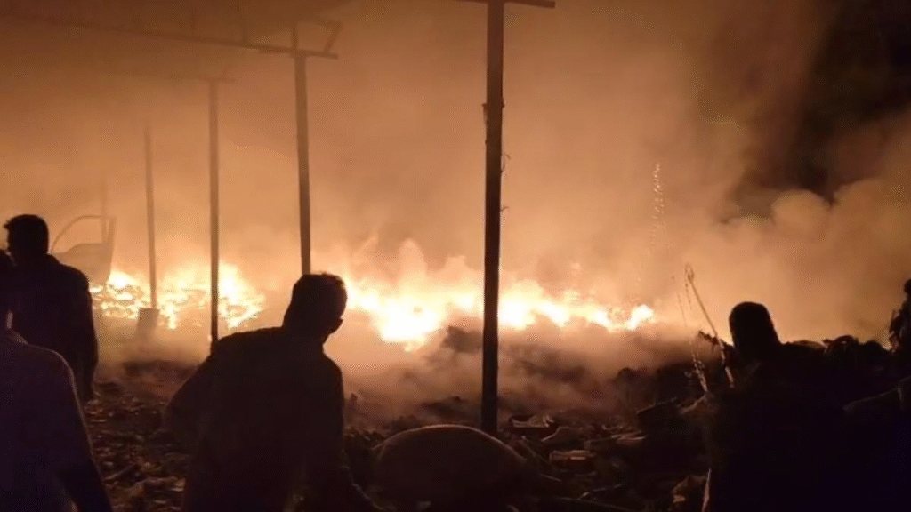 Manendragarh factory fire : मनेन्द्रगढ़ में प्लास्टिक फैक्ट्री में भीषण आग, लाखों का नुकसान — दमकल की टीम ने घंटों बाद पाया काबू