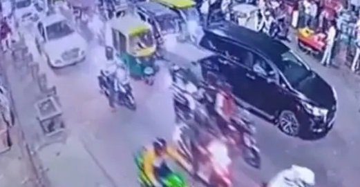 Delhi Blast 2025 : लाल किला के पास धमाके का नया CCTV फुटेज आया सामने, एक मिनट पहले तक थी भारी ट्रैफिक