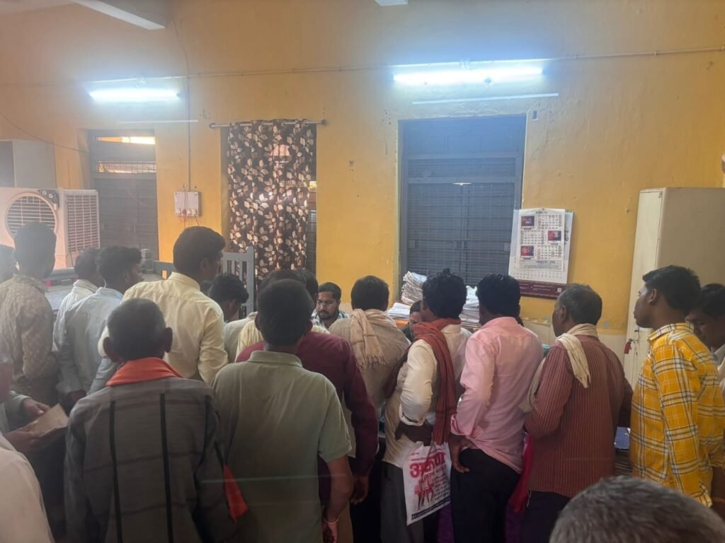 फिंगेश्वर सहकारी बैंक अन्तर्गत 10 धान खरीदी केन्द्रों में मात्र 471 किसानों से 18838.4 क्विंटल धान कुल राशि 4,46,49,169 रूपयों का खरीदा गया, किसानों को धान बेचने में बहूत ज्यादा कठिनाई हो रही