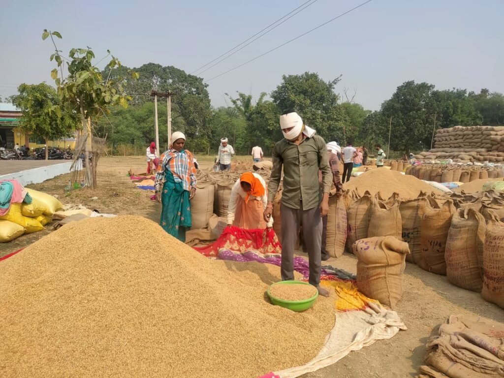 धान खरीदी केंद्र में किसान तिजम राम साहू ने किया 233 क्विंटल धान का आसानी से विक्रय