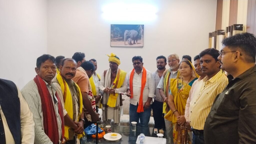 आदिवासी समाज व सरपंच संघ ने एसटी आयोग अध्यक्ष को सौंपा ज्ञापन, क्रीड़ा परिसर की सीट वृद्धि व ज़मीन विवाद समाधान की मांग