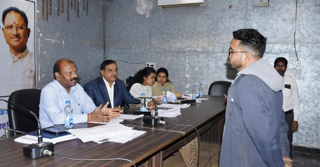 जनदर्शन में अपर कलेक्टर ने सुनी आमजनों की मांगे एवं समस्याएं