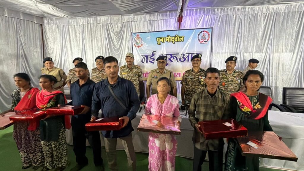 उदंती एरिया कमेटी का समर्पण: गरियाबंद में माओवादी संगठन को लगा बड़ा झटका, 37 लाख के इनामी 7 नक्सलियों ने हथियार डालें छत्तीसगढ़_नक्सल_समर्पण