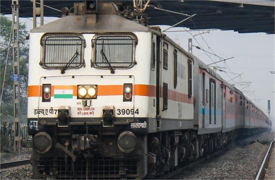 यात्रियों के लिए जरूरी खबर! प्लेटफॉर्म पर ट्रेन छूट जाए तो क्या उसी टिकट पर कर सकते हैं दूसरी यात्रा, जानें रेलवे का नये नियम