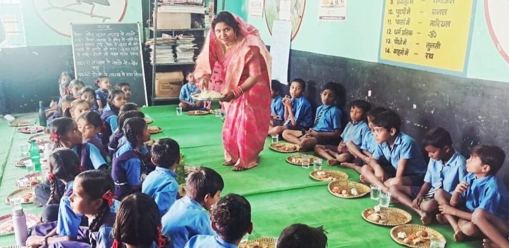 बारूला स्कूल में न्योता भोज का आयोजन