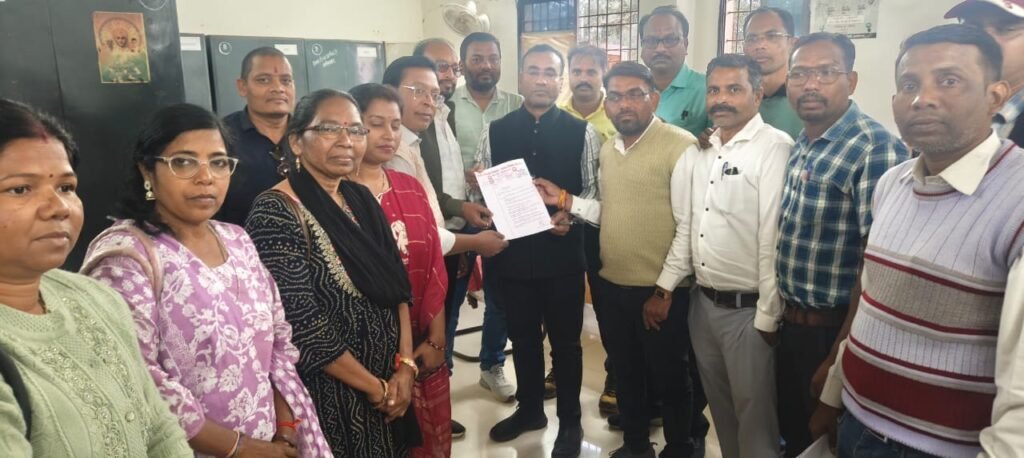 शिक्षकों की लंबित मांगों व पंचायत चुनाव मानदेय भुगतान को लेकर प्रशासन को सौंपा ज्ञापन